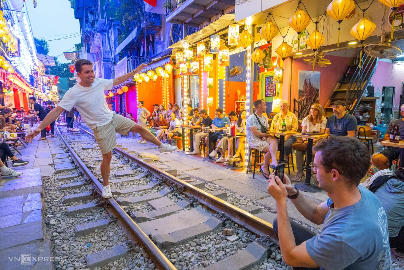 Photography & Viral Moments in Hanoi Train Street