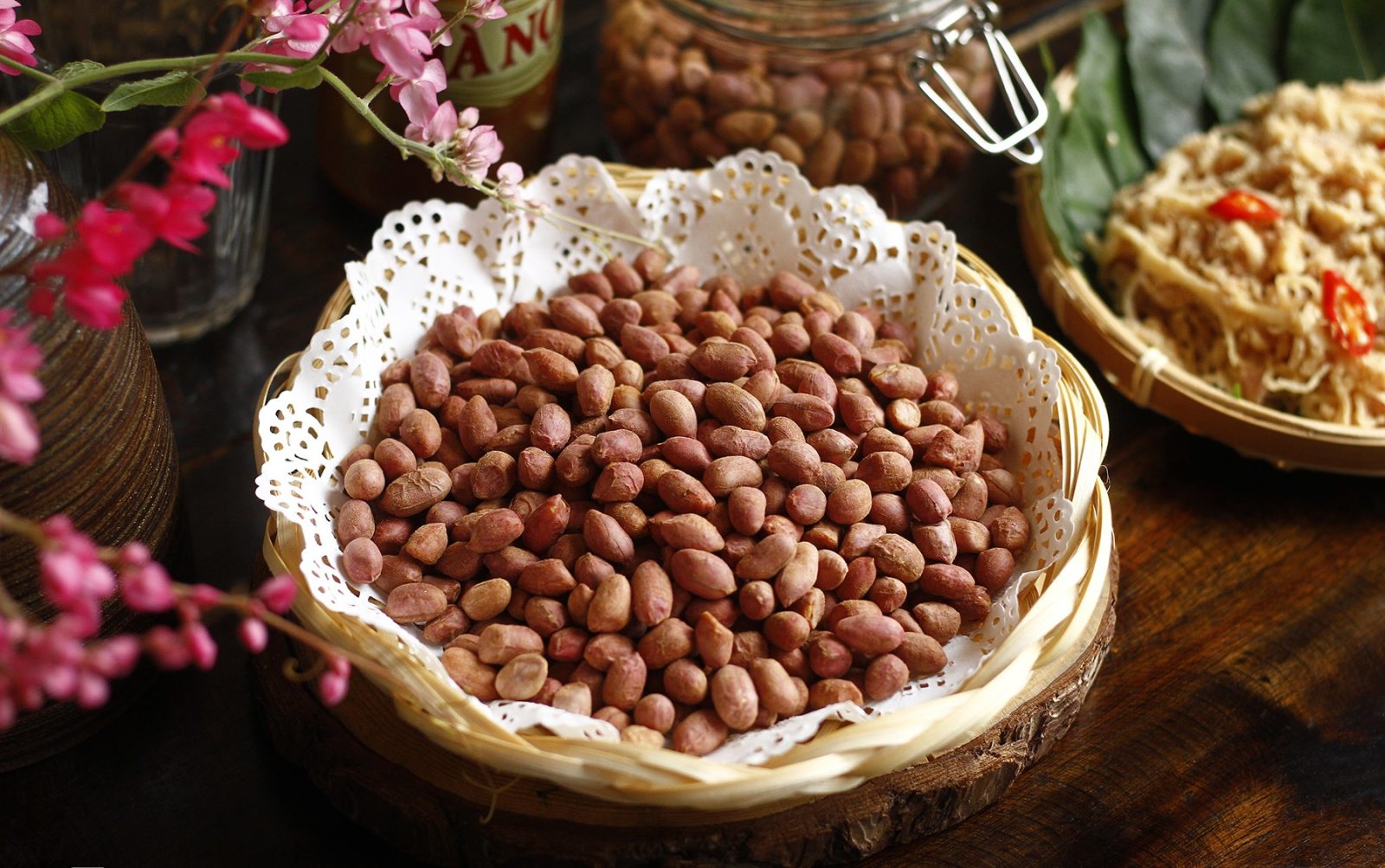 Roasted peanuts with “hung liu” spices