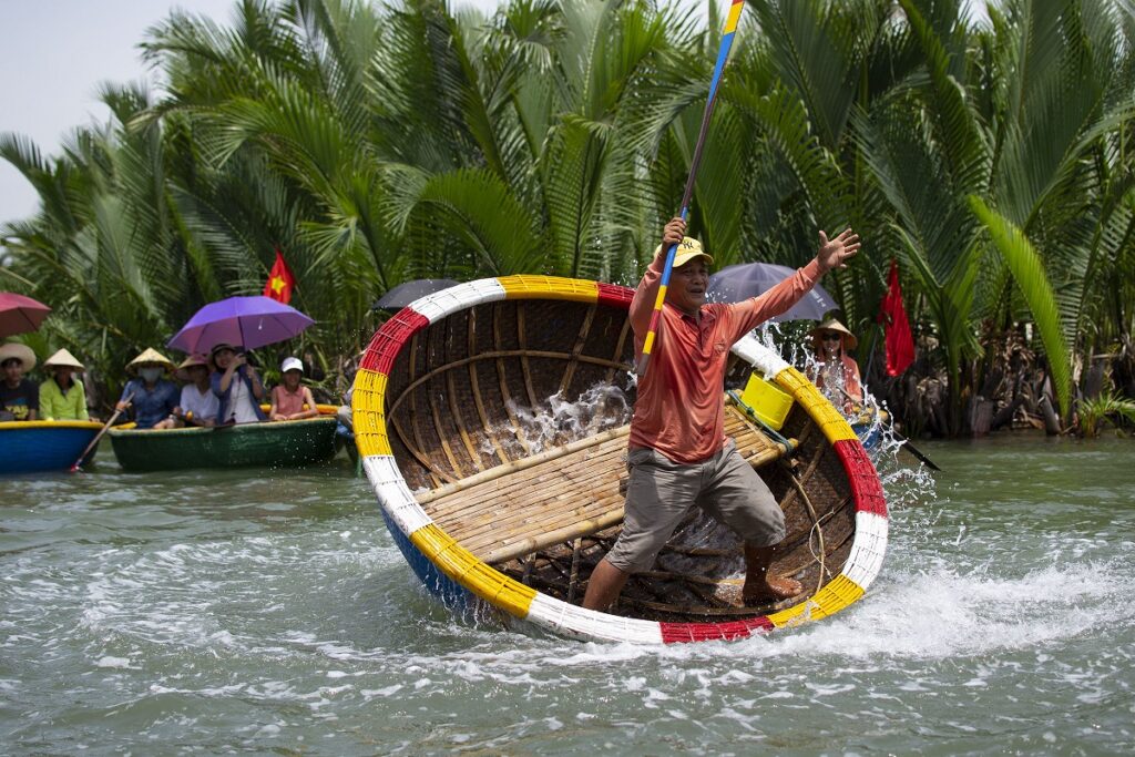 Basket Boat Spinning Show