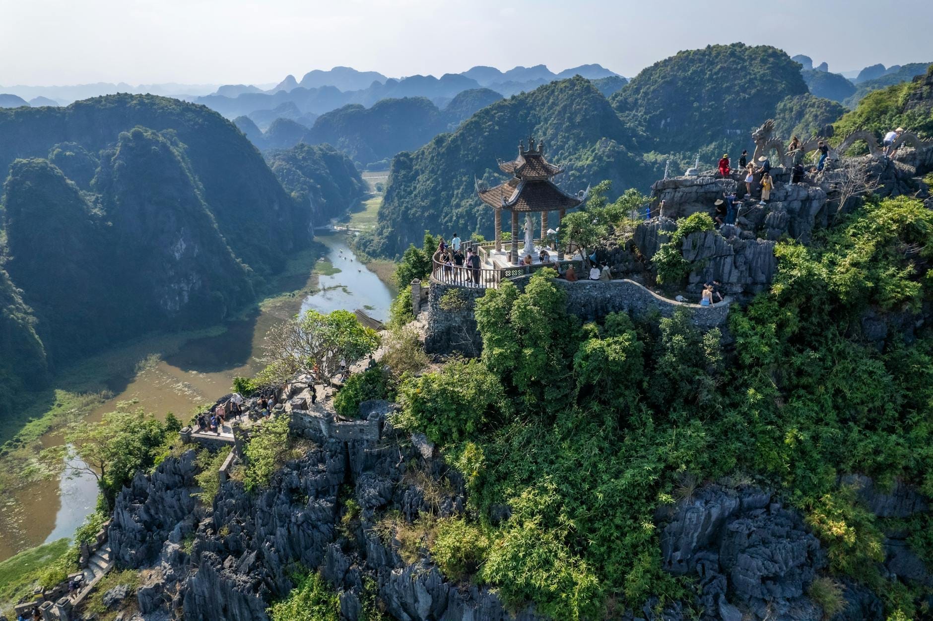 Hang Mua có đáng để ghé thăm không? Hướng dẫn đầy đủ về hành trình leo 500 bậc thang ở Ninh Bình - Vietnam Journeys Group